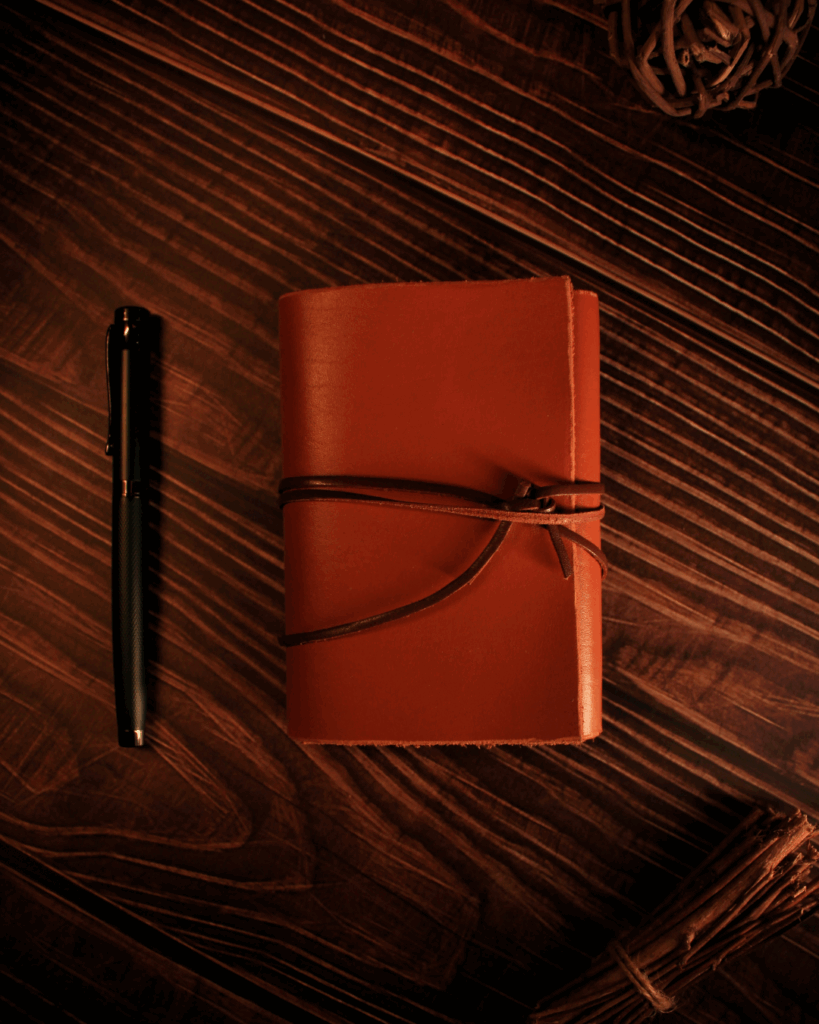Zdjęcie przedstawiające notes w skórzanej okładce wykonanej przez pracownię Midnight Raven